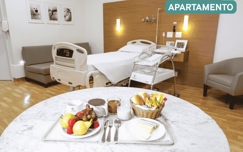 Quarto humanizado para parto natural com ambientação acolhedora