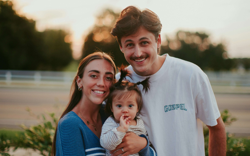 Mãe sorrindo enquanto amamenta seu bebê recém-nascido em um ambiente calmo e acolhedor